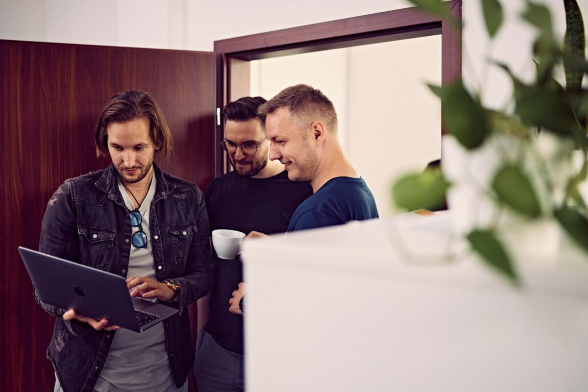 COO Wise People, Mateusz Lebiedziński, celebruje sukces projektu wraz z programistami, prezentując opinię usatysfakcjonowanego partnera biznesowego.