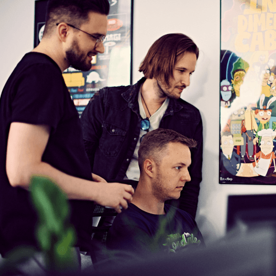 Mateusz Lebiedziński (COO Wise People) wraz z zespołem developerów pracuje nad stroną internetową, analizując projekt na monitorze.