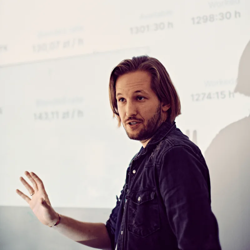 Mateusz Lebiedziński, COO Wise People, prowadzi prezentację strategiczną podczas warsztatów discovery z klientem.