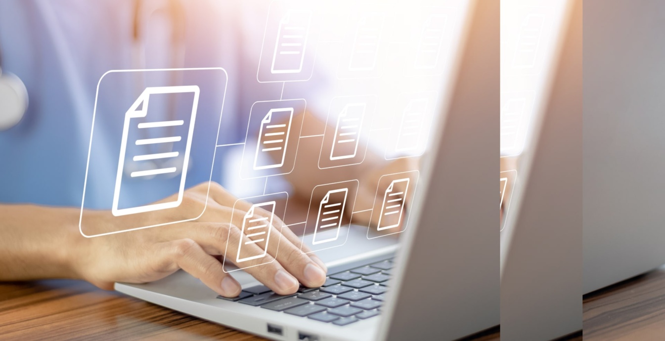 Mężczyzna na wózku inwalidzkim w jasnym salonie korzysta ze smartfona, realizując zakupy w dostępnym cyfrowo sklepie internetowym. Nowoczesny kadr z artystycznym efektem przesunięcia i multiplikacji obrazu.