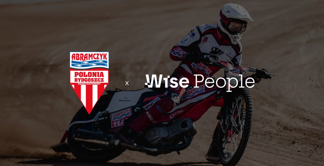 Logo klubu żużlowego Polonia Bydgoszcz oraz firmy Wise People. W tle fotografia motocyklisty podczas udziału w zawodach żuzlowych.