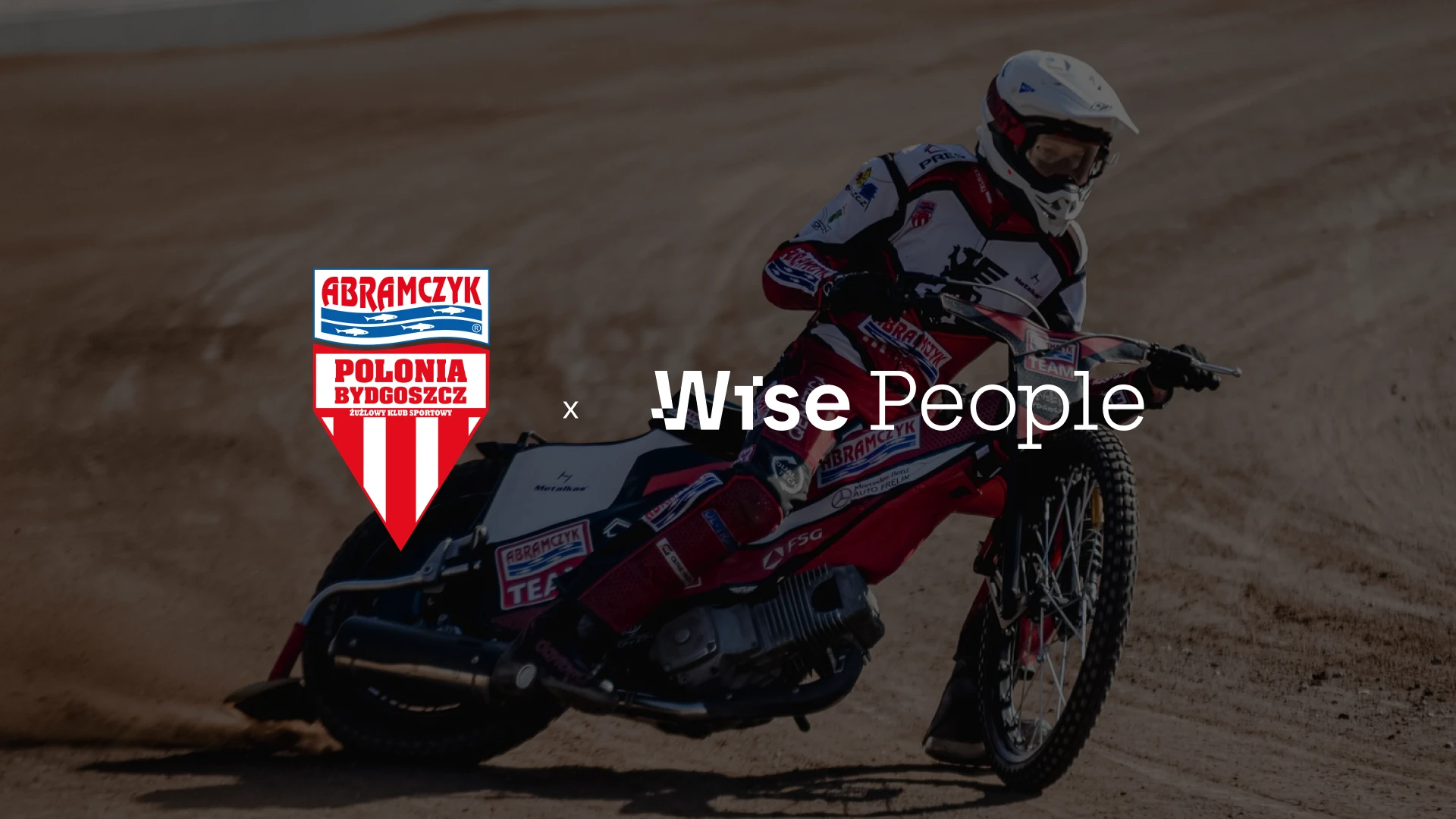 Logo klubu żużlowego Polonia Bydgoszcz oraz firmy Wise People. W tle fotografia motocyklisty podczas udziału w zawodach żuzlowych.