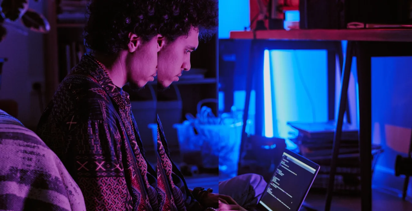 Mężczyzna tworzący aplikację za pomocą vibe codingu